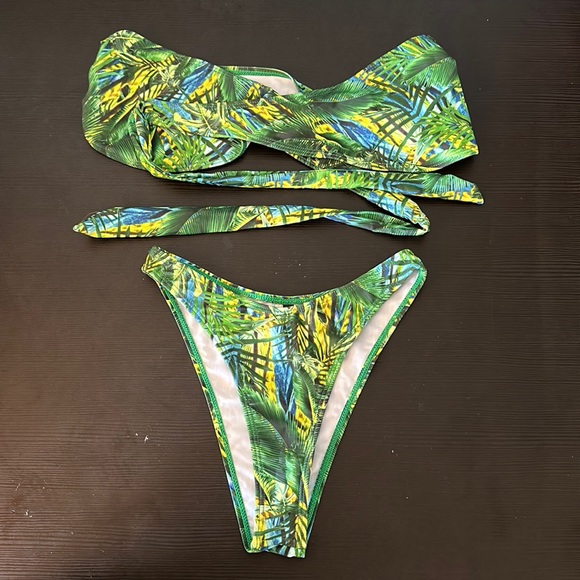 Tropical bikini - Picture 2 of 3